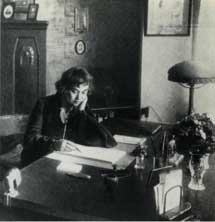 Aleksandra Kollontaj (1872-1952) in haar werkkamer te Stockholm, 1934 (Collectie M. Denijs) © Onbekend 