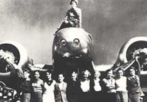 Een groep vrouwelijke piloten voor en op een vliegtuig. Op de foto o.a. Amelia Earhart 1898-1937.