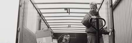 Vrachtwagenchauffeuse bezig met laden en lossen.@  Mieke Schlaman 