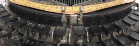 Deze Hammond typemachine behoorde toe aan de historica en feministe Johanna Naber (1859-1941). Historici hebben deze schrijfmachine getypeerd als ‘Nabers handlanger in de vrouwenkwestie’. 