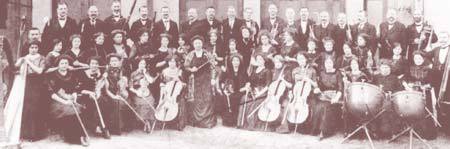 Het Berliner Tonkünstlerinnen-Orchester, met Elisabeth Kuyper als dirigent. 1911