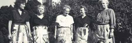 1949 Solidariteit na de oorlog. Vrouwen met feestrokken