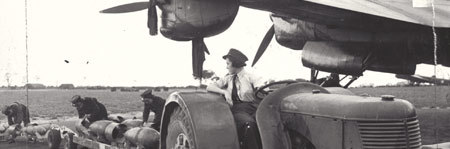 Tijdens de Tweede Wereldoorlog worden vrouwen ingezet om vliegtuigen te bevoorraden met bommen.