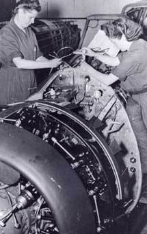 1940 twee vrouwen doen fabrieksarbeid  