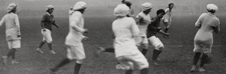 Damesvoetbal in Portsmouth, Engeland, 1917. Tenue: heuplange truien, kniekousen en baretten.