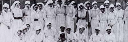 1917 Leden van het veldhospitaal voor hun barak achter het front.