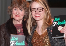 Ontvangers eerste exemplaar F-boek: Hedy d'Ancona en Lauren Smits
