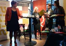 Op 9 juni lanceerde Atria de factsheet tijdens het politiek café van ProDemos over de politieke participatie van vrouwen. Corine van Egten overhandigt de factsheet aan minister Jet Bussemaker van Onderwijs, Cultuur en Wetenschap en Ruth Peetoom, partijvoorzitter CDA. Foto: Mieke Schlaman.