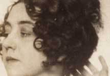 Naakte vrouw kijkt in spiegel haar haar