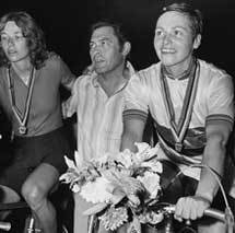Wereldkampioenschappen Wielrennen 1979 in het Olympisch Stadion in Amsterdam, achtervolging bij de dames. Wereldkampioene Keetie van Oosten-Hage (r), Anne Möhlmann-Riemersma die tweede werd (l) en bondscoach Cor Bijster (m), Bogaerts, Rob / Anefo, CC Naamsvermelding-Gelijk delen 3.0 Nederland, NA
