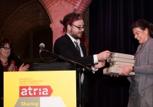 Sebastian Finsterwalder overhandigt bibliothecaris Paulien Schuurmans de boeken © Monique Kooijmans