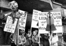 Demonstratie van het Amsterdams Werklozen Comitee (1975) Spaarnestad Photo Fotograaf onbekend via Wikimedia Commons