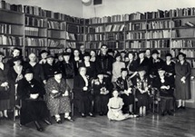    Reception honouring the 80th birthday of Johanna Naber in the library of the IAV. Present were members of Veteranen van de Vrouwenbeweging (Veterans of the Women’s Movement) as well as founders of the IAV. Amsterdam 1939.